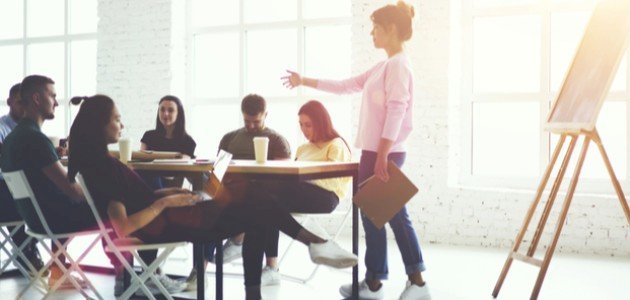 “مؤتمرات البيع والشراء”: عندما تصبح الخبرة سلعة تُدفع أثمانها