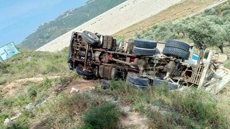 بالفيديو ــ مشهد صادم.. الهواء يقلب شاحنة في بلدة عيتيت!