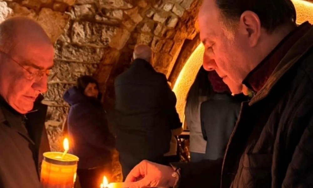 بالصّورة ـ حاكم مصرف لبنان يزور ضريح القديس شربل!