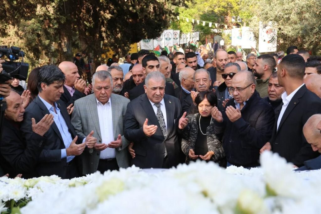 السفير الاسعد يضع اكليلا من الزهور باسم الرئيس على النصب التذكاري لشهداء الثورة الفلسطينية