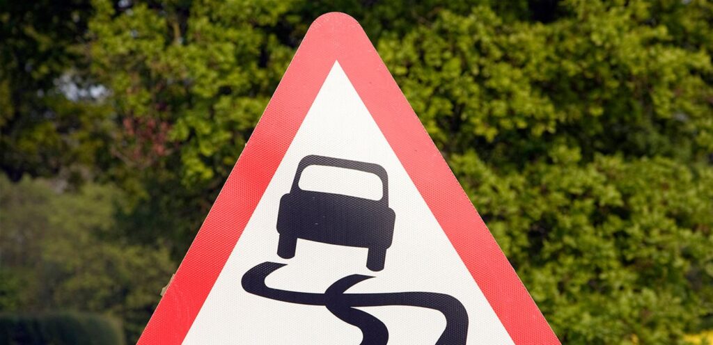 بالفيديو ـ ٳنتباه شديد على الزرارية – أبو الأسود: الطريق يغمره المازوت!