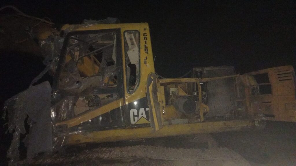 بالفيديو ـ رغم الٳذن الرسمي.. في ميس الجبل: مسيّرة إسرائيلية تستهدف جرافة!