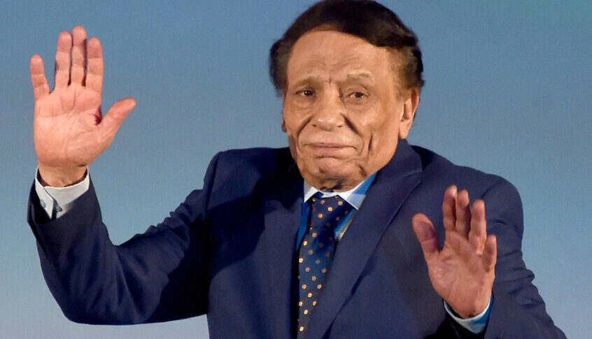 بعد شائعات حول تعرّضه لأزمة صحية.. أشرف زكي يطمئن الجمهور: عادل إمام بخير!