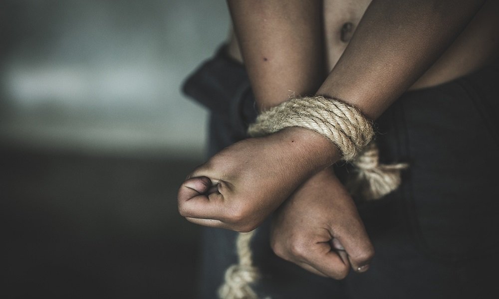 بعد التخدير.. عملية خطف تتحوّل ٳلى مفاجأة: كيف أنقذته هويته العسكرية؟