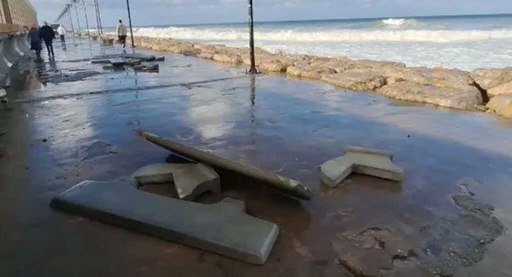 بالفيديو ـ في صيدا: الأمواج تكسر المقاعد في واجهة ملعب رفيق الحريري!