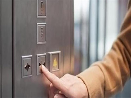 في هذه المنطقة.. سقوط مفاجئ داخل مصعد قيد الإنشاء يخلّف إصابة خطيرة!