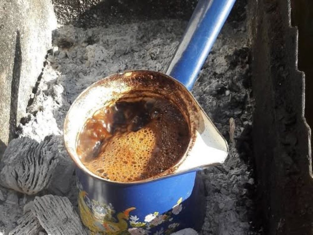 بالصّور ـ في لبنان: أحرقت أغراض زوجها وملابسه وأعدّت فوق الرماد “ركوة قهوة”!
