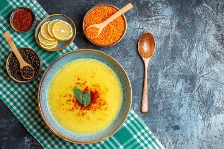 شوربة العدس الأصفر على أصولها.. كريمية وغنية بالنكهات!