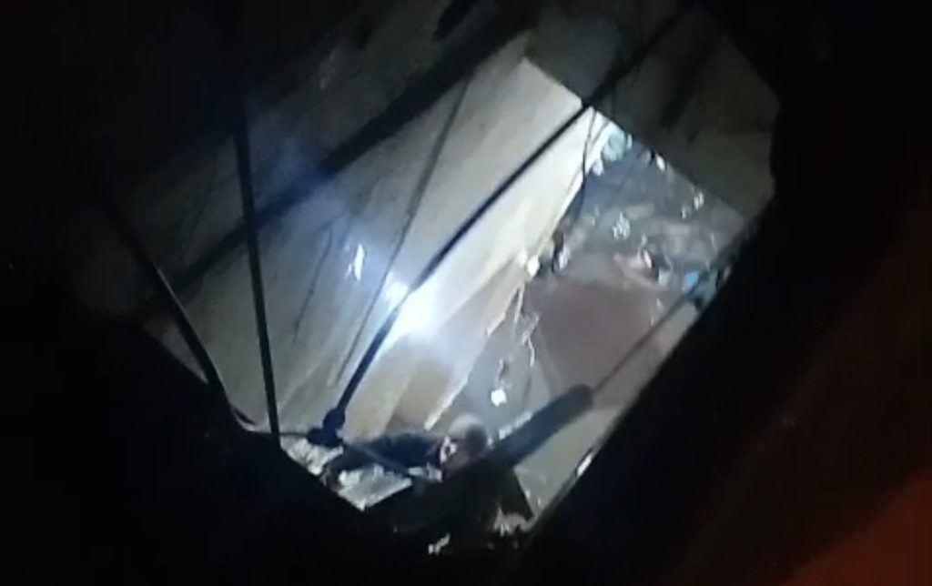 بالفيديو ـ خطر الأبنية القديمة يتجسّد: إنهيار سقف منزل قرب قلعة طرابلس!