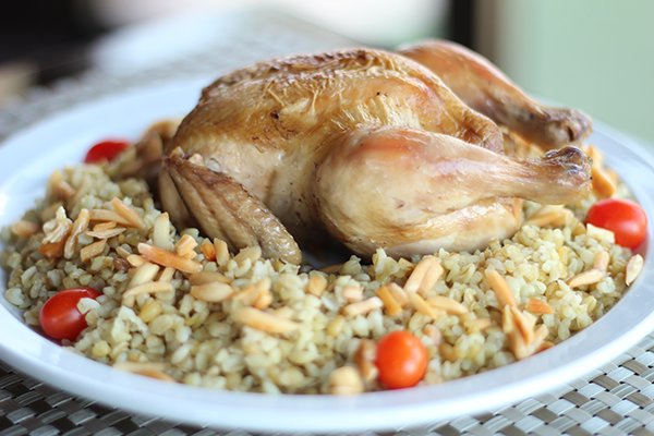 تجربة الطعم الملكي: الفريكة والدجاج مع لمسة سحرية!