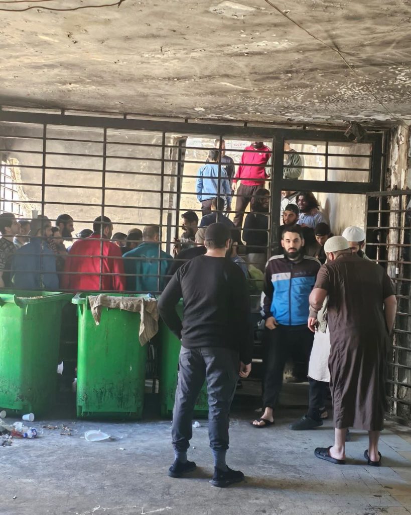 البدء بتنفيذ عملية تسليم دفعة من السجناء السوريين المحكومين من سجن رومية