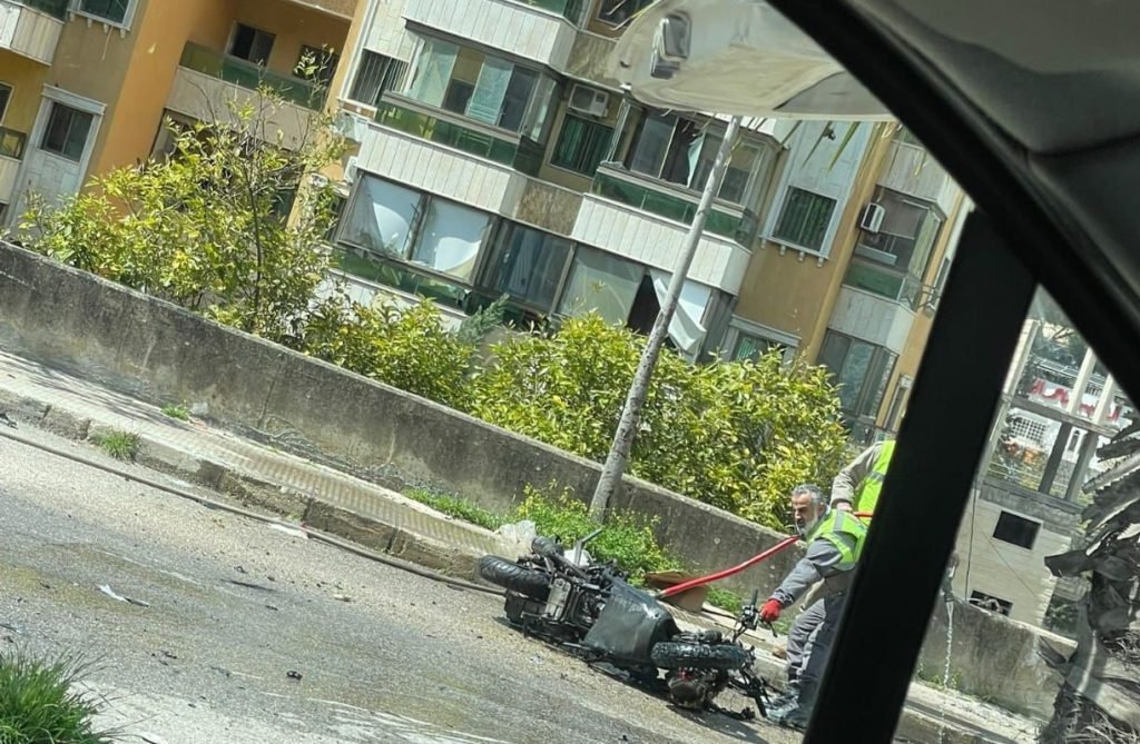 بالصّور ـ بلباس الإنسانية ارتقيا.. مسعفان يكتبان وصيتهما بالدم في النبطية!