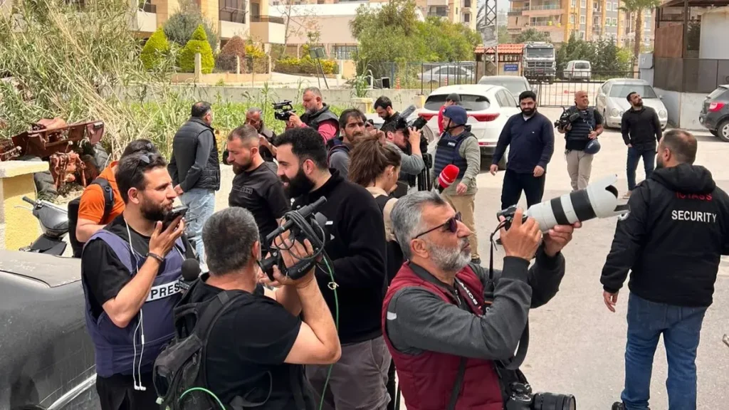 خريس خلال جولة للإعلاميين نظمها حزب الله في صور : رسالتنا التمسك بالقضية والوطن رغم العدوان