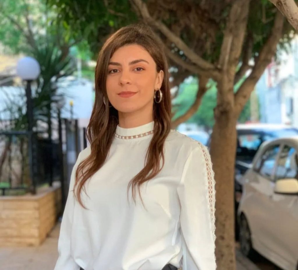 محاولة اعتداء بالضرب تطال الإعلامية ريبيكا سمعان في مكاتب “Red TV”