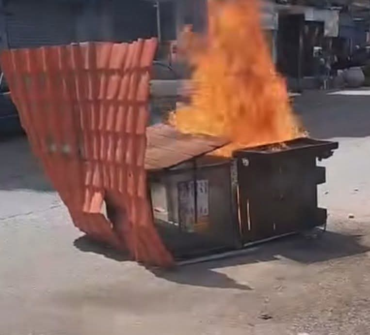 بالصّورة ـ “خدوها محروقة”.. في طرابلس: بائع عصائر يحرق “بسطة العمر”!