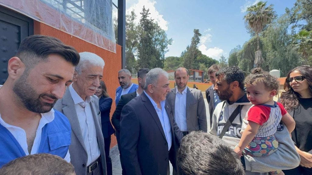السفير الفلسطيني في بيروت يتفقد النازحين الى مركز سبلين