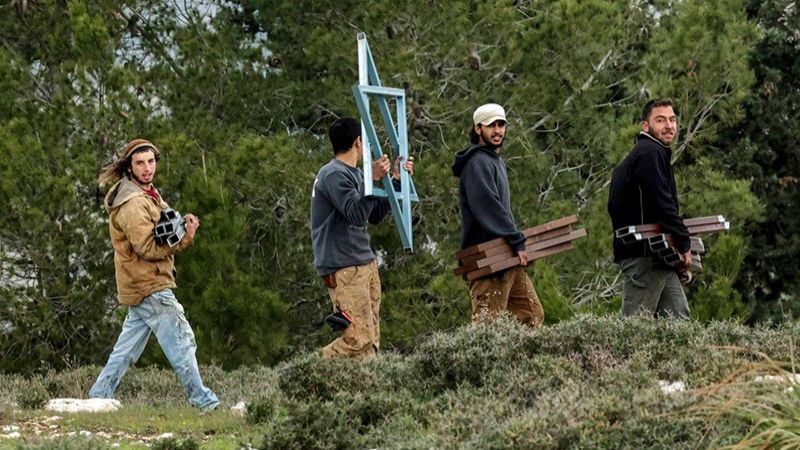 بالصّورة ـ مستوطنون يربطون أنفسهم بـ”السياج الحدودي” مع سوريا!