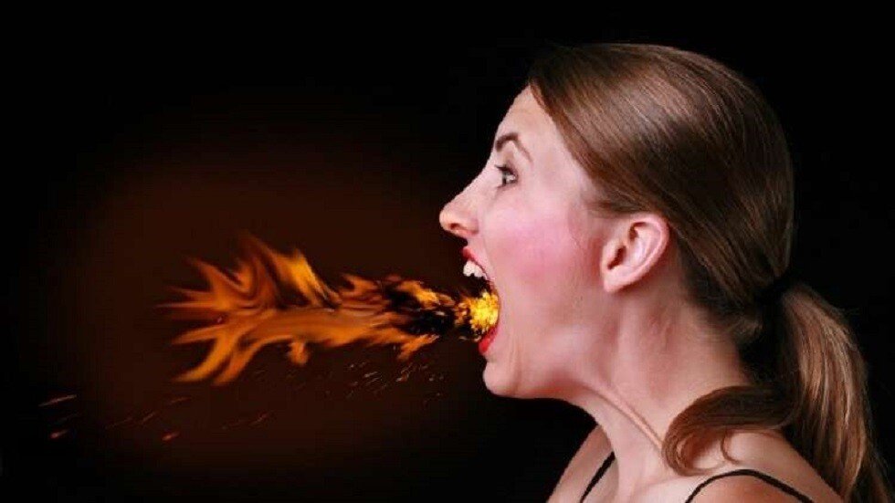 حتى مع تنظيف الأسنان يوميًا.. لماذا تستمر رائحة الفم الكريهة؟
