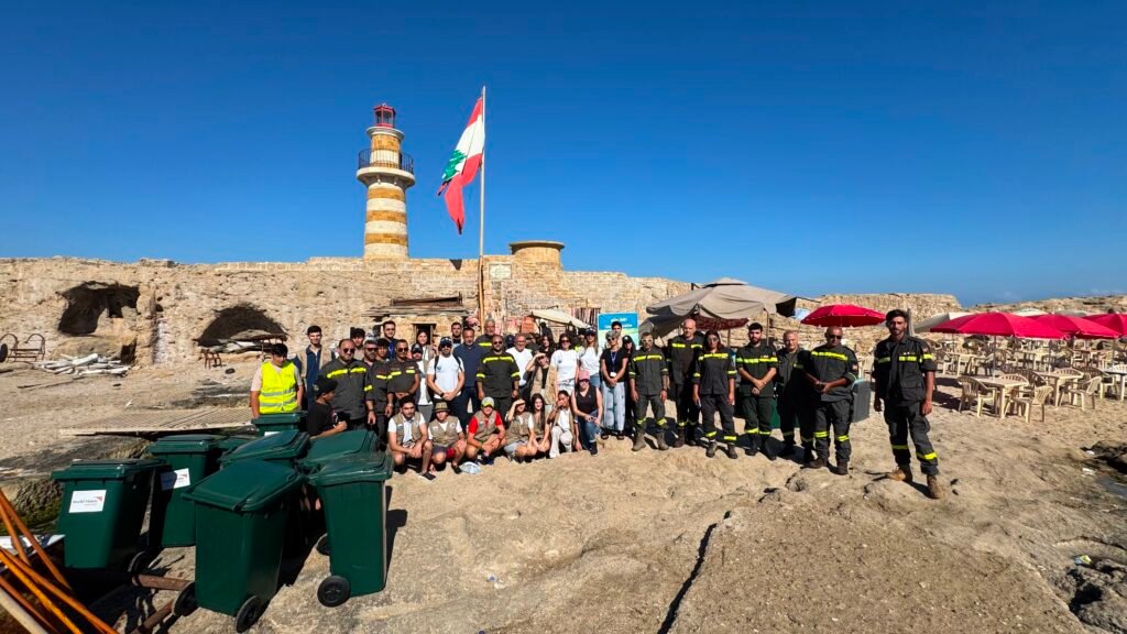 بلدية صيدا تطلق حملة بيئية لتنظيف “الزيرة” وتوزيع مستوعبات للحفاظ على معالم المدينة الطبيعية