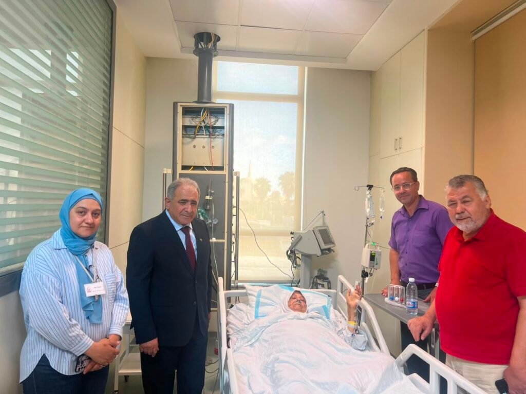 سفير دولة فلسطين في لبنان يتفقّد مصابي حادث حافلة المعتمرين في مستشفى صيدا الحكومي – التركي