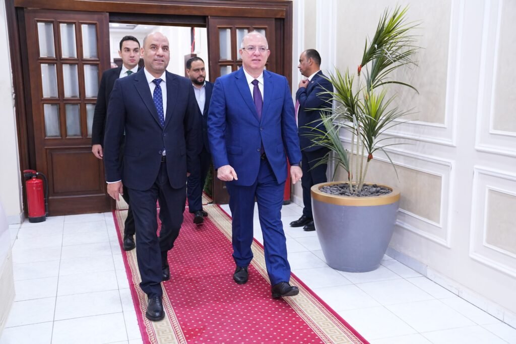 وزير العمل محمد حيدر يلتقي نظيره المصري في القاهرة ويبحثان تطوير التعاون وتنظيم العمالة بين البلدين