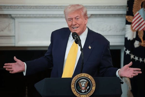 مسؤول امريكي: ترامب يمزح بشأن “أمركة” مضيق هرمز
