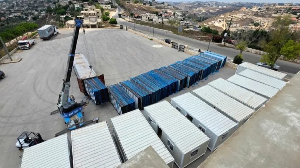 أولى دفعات البيوت الجاهزة تصل إلى زوطر الغربية!