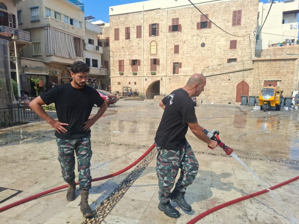 حملة لتنظيف ساحة باب السراي بالتنسيق بين لجنة البيئة ورجال إطفاء بلدية صيدا