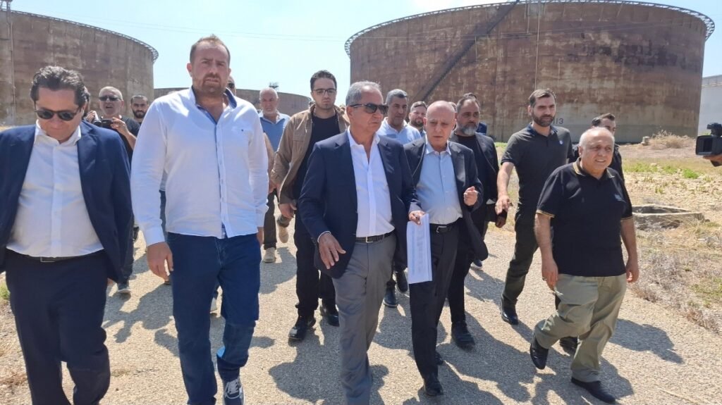 وزير الطاقة والمياه جو صدي يتفقد منشآت النفط في الزهراني