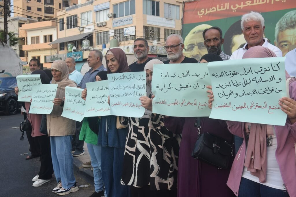 «العيش بكرامة لا يعني التوطين»… اعتصام فلسطيني في صيدا بدعوة من التجمع الديمقراطي للمهنيين