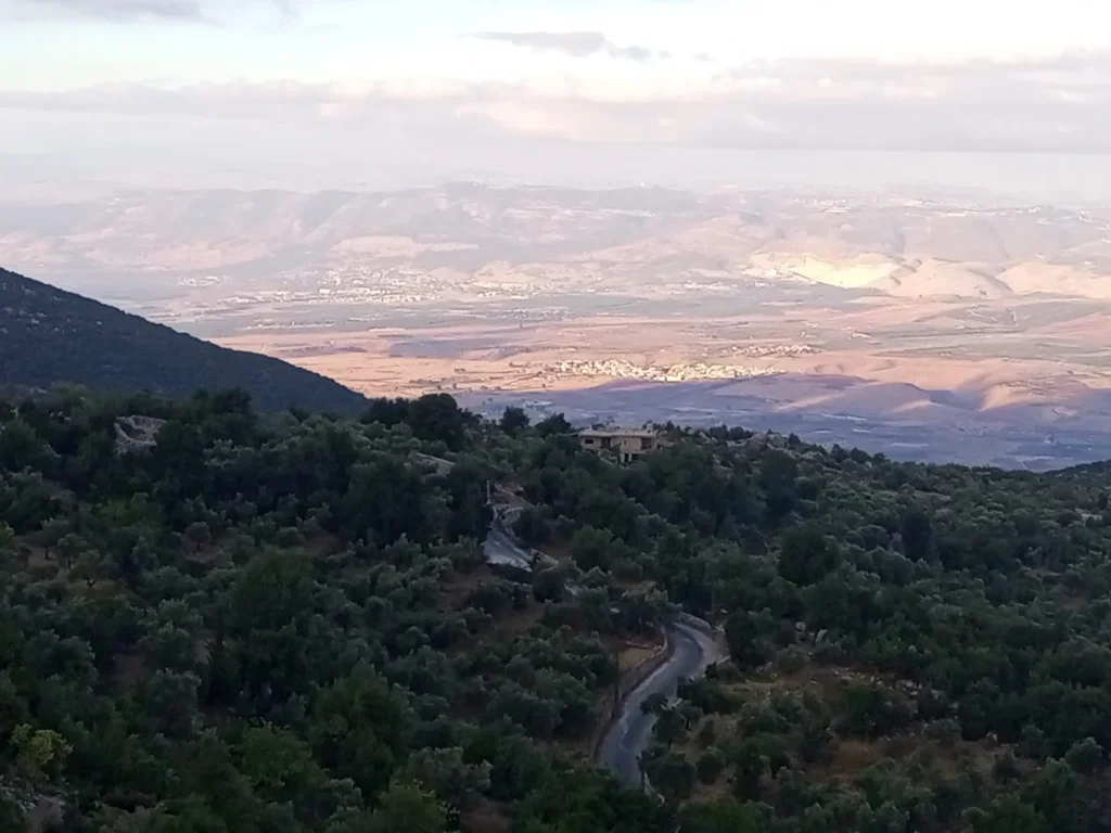 مصحوباً بتمشيط ناري كثيف.. تحرك عسكري إسرائيلي مباغت منذ الصباح عند أطراف بلدة كفرشوبا