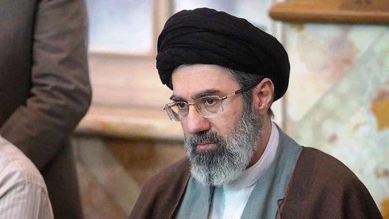 مجتبى خامنئي في الظل.. هل بدأت مطاردة المرشد الإيراني الجديد؟