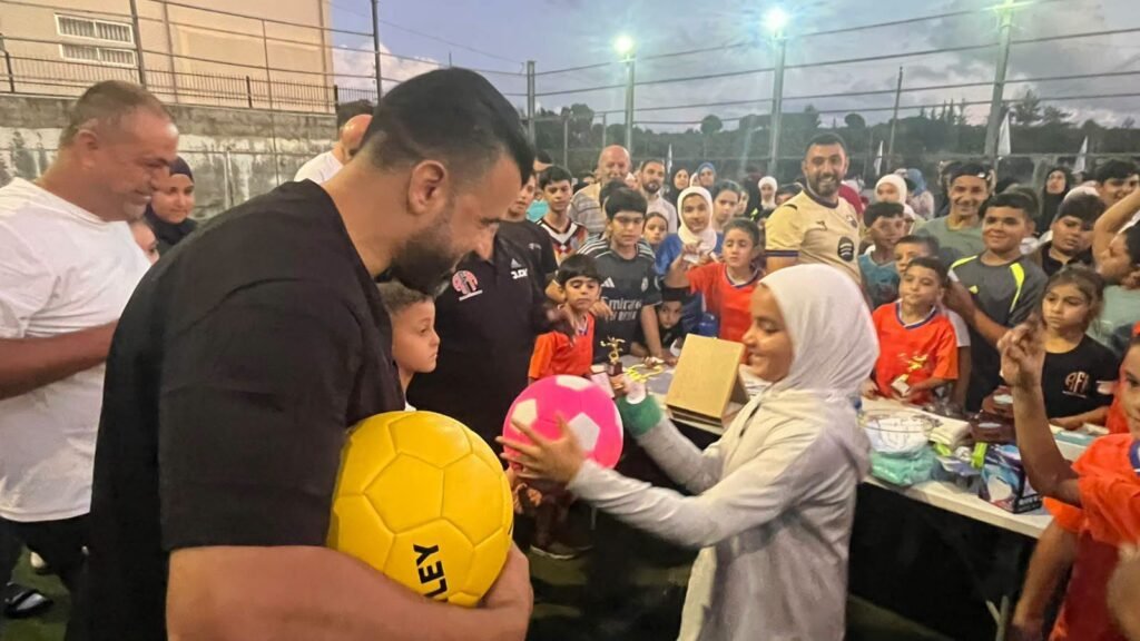 رئيس الإتحاد الفرعي في بلدة رومين-إقليم التفاح موقعاً ختام الموسم الصيفي لأكاديمية رومين الكروية .