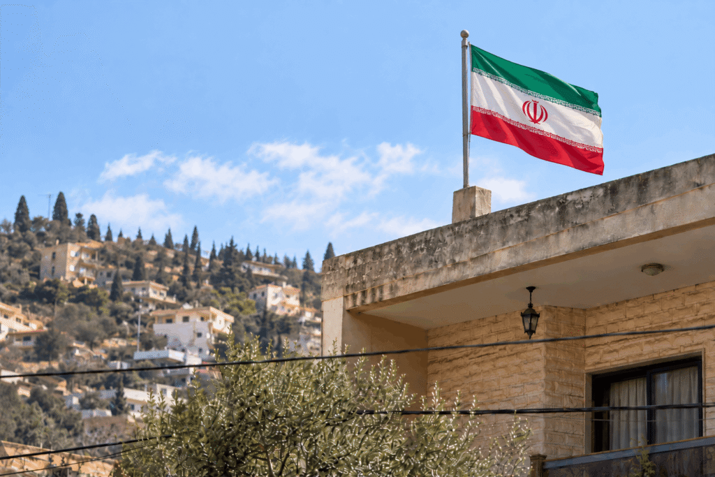 القضاء يأمر بإزالة “علم إيراني” فوق منزل بجنوب لبنان