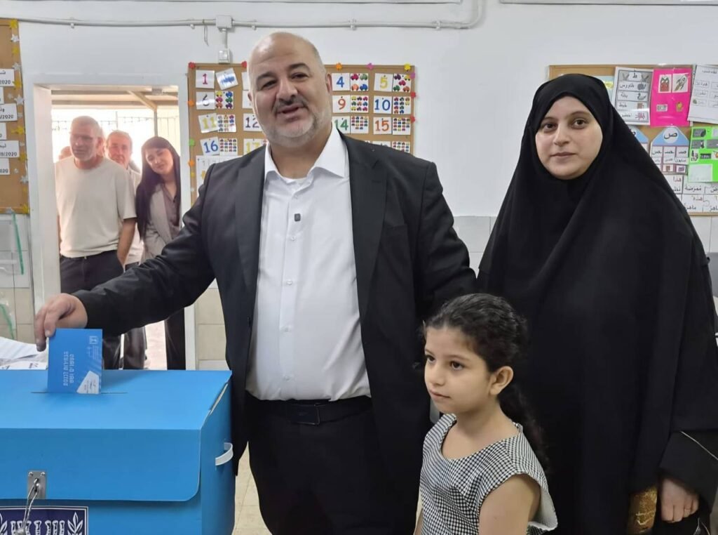 الحجاب الشرعي يظهر في مراكز الاقتراع الإسرائيلية