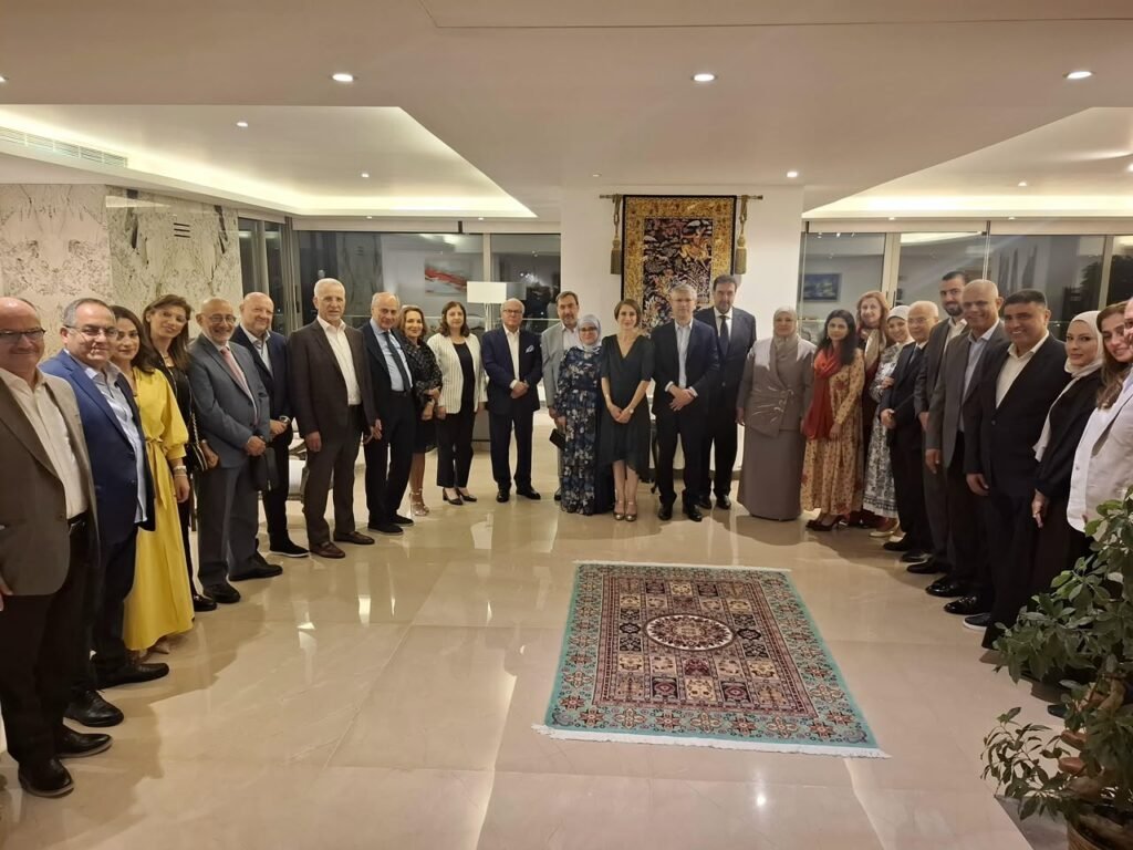 لقاء يجمع السفير الباكستاني في لبنان سلمان أطهر مع شخصيات سياسية واقتصادية واجتماعية وأمنية وإعلامية