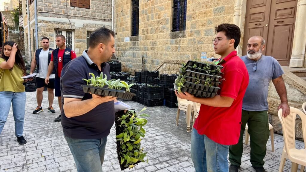 جمعية الصحراء خصبة توزّع الدفعة الثانية من الشتول على 1150 مزارعًا في جزين والزهراني بتمويل من البعثة البابوية
